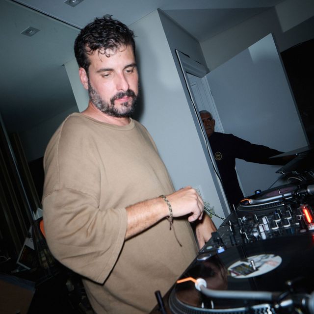 Leo Reis nos toca-discos, de camiseta bege