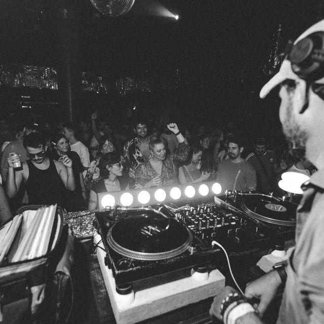 Leo Reis nos toca-discos, com a pista cheia à frente