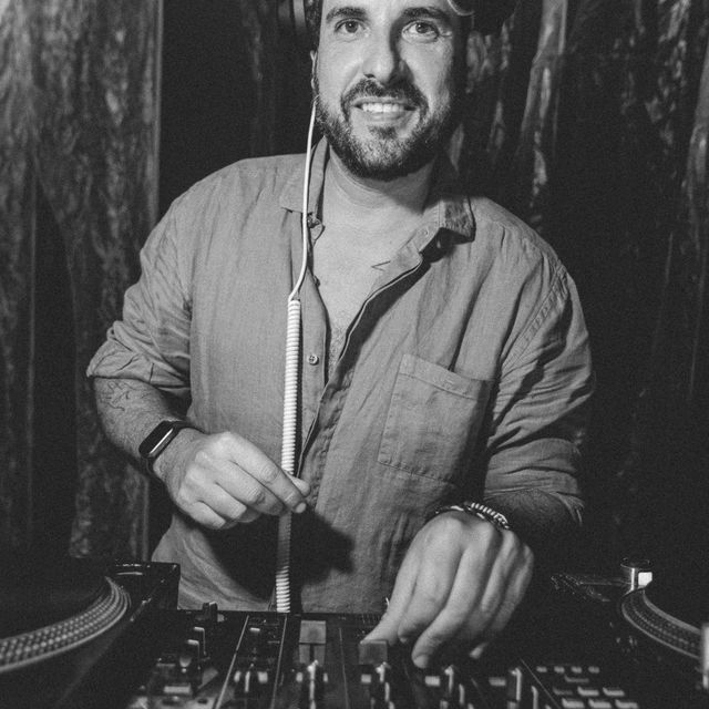Leo Reis sorrindo atrás do mixer