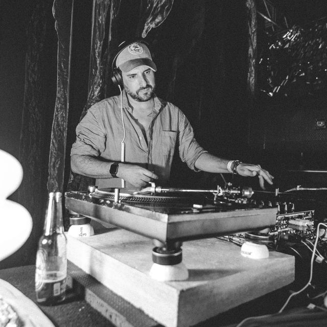 Leo Reis na cabine, mão no mixer