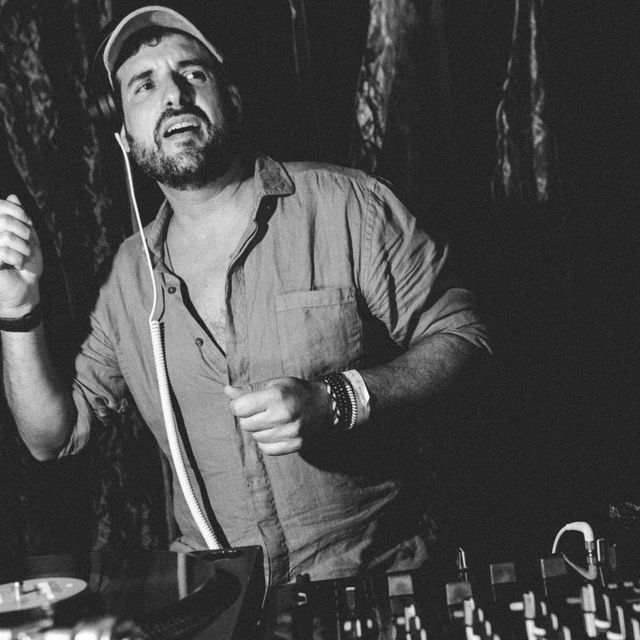 Leo Reis de braço erguido, no meio do set