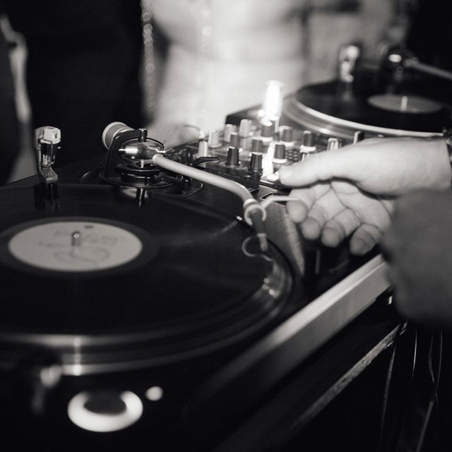 Mão de Leo Reis no braço do toca-discos, em preto e branco