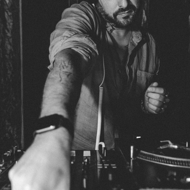 Leo Reis com a mão no mixer, retrato vertical