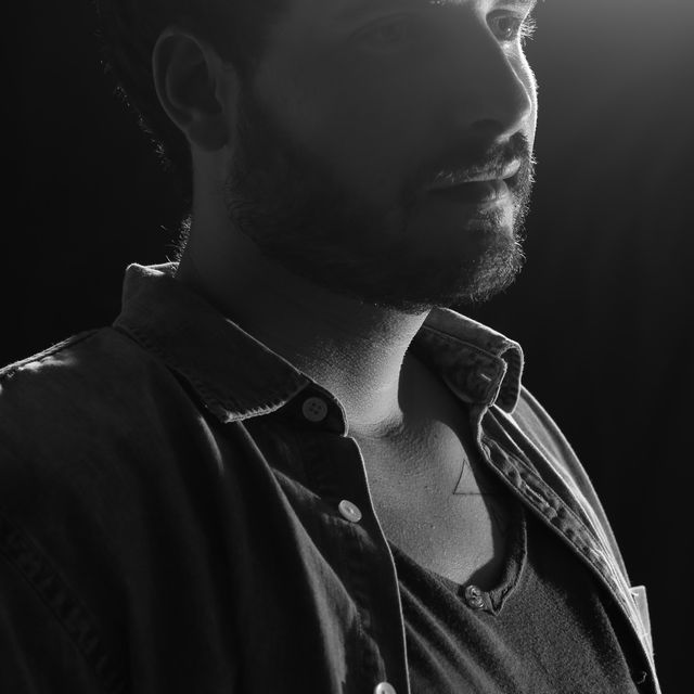 Retrato de Leo Reis em preto e branco