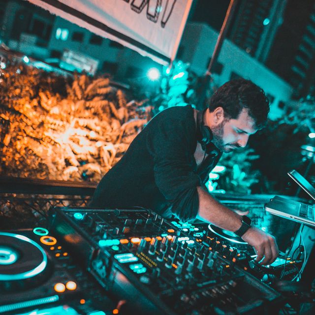 Leo Reis tocando na Grill'n Beat