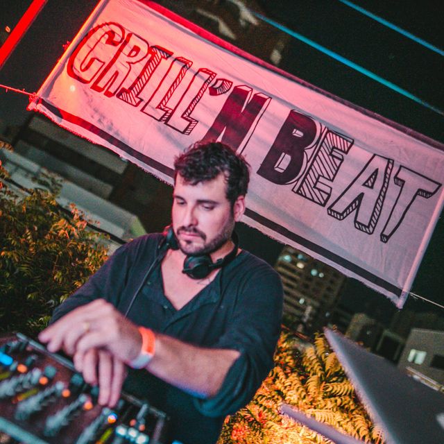 Leo Reis no mixer, sob o banner da Grill'n Beat