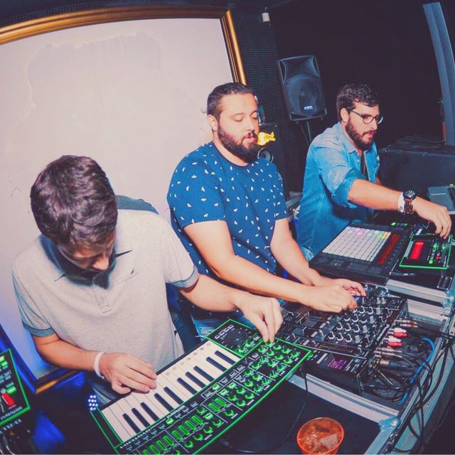 Too Many Knobs ao vivo: os três integrantes nos sintetizadores e baterias eletrônicas