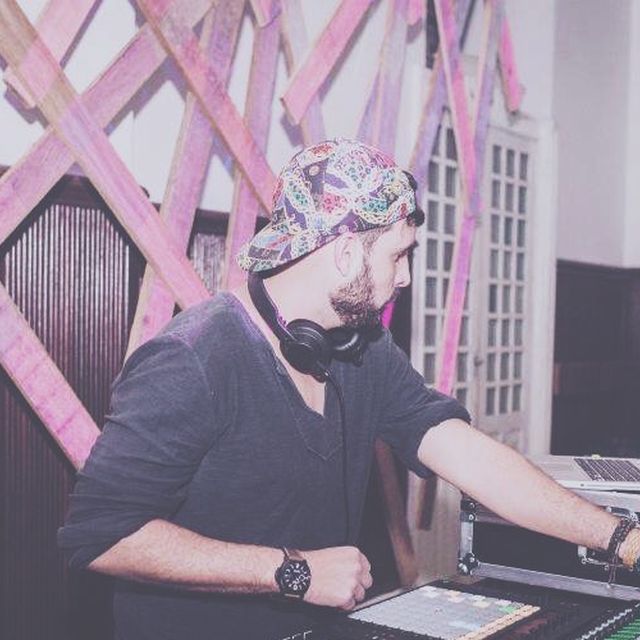 Leo Reis no live do Too Many Knobs, de boné estampado