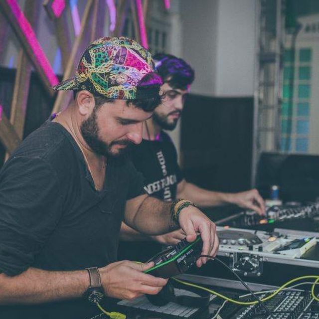 Leo Reis no live do Too Many Knobs, ajustando o equipamento