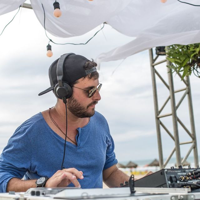 Leo Reis no mixer, na cabine na praia