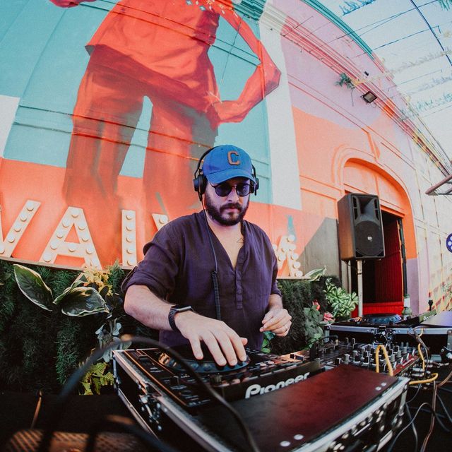 Leo Reis tocando em frente ao mural da Vai Vem
