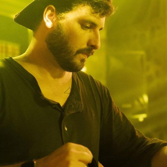 Leo Reis na cabine, sob luz amarela