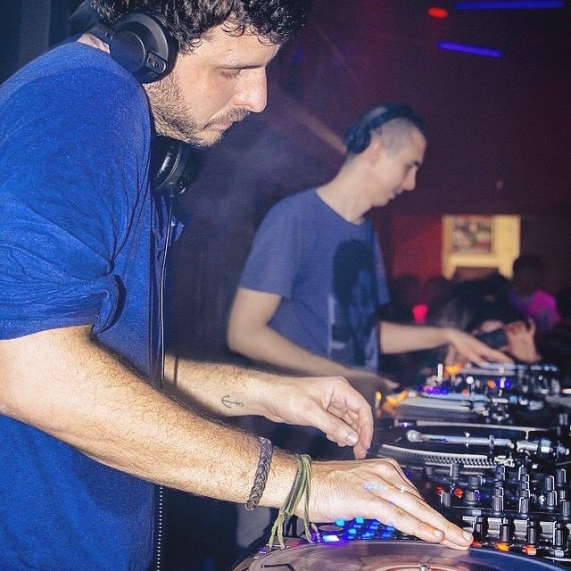Leo Reis nos toca-discos, num B2B