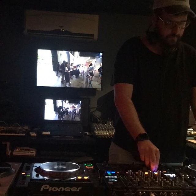 Leo Reis tocando no estúdio, nos CDJs