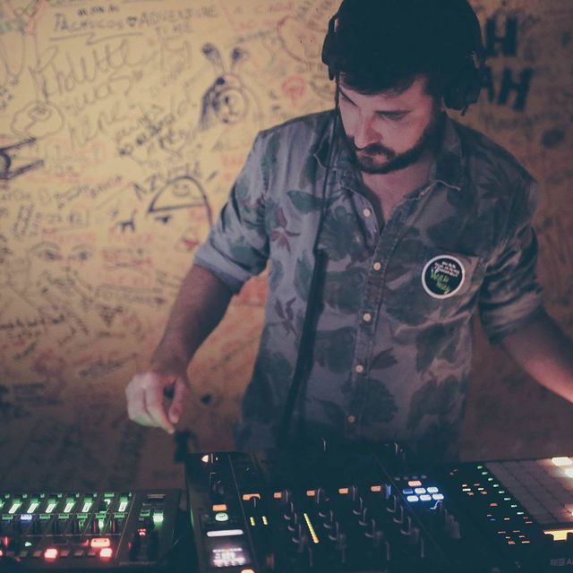 Leo Reis no live do Too Many Knobs, com o Ableton Push