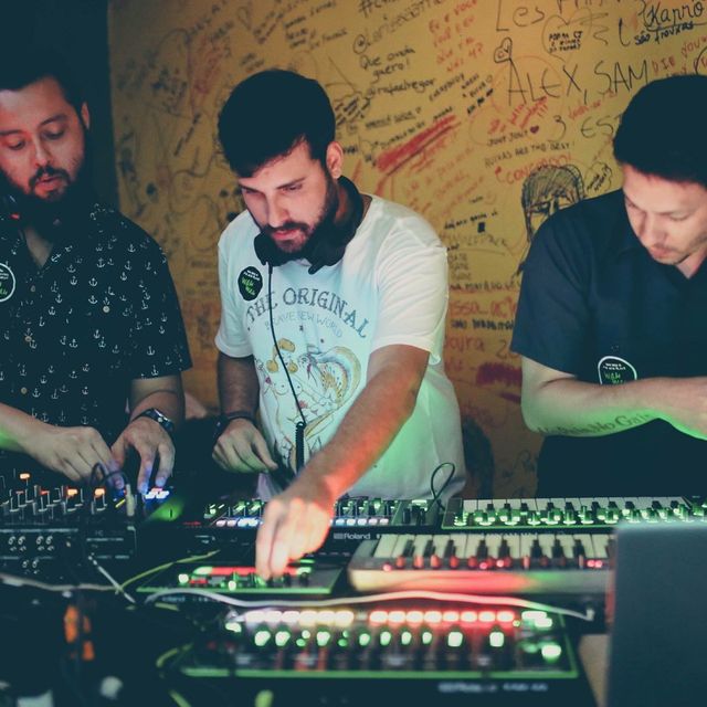 Too Many Knobs ao vivo na Wah Wah, os três integrantes nas máquinas