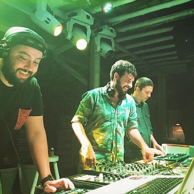 Too Many Knobs ao vivo, sorrindo na cabine