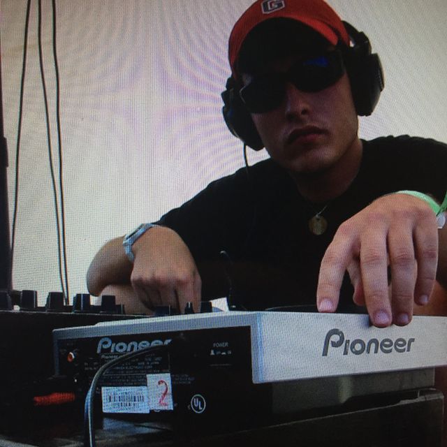 Arquivo: Leo Reis no começo, nos CDJs, de boné vermelho